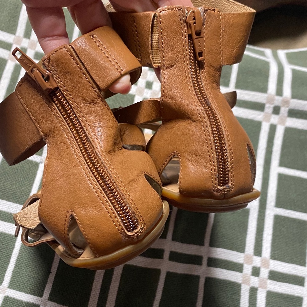 Women’s Tan Leather Multi-Strap Comfort Sandals - Picture 3 of 6